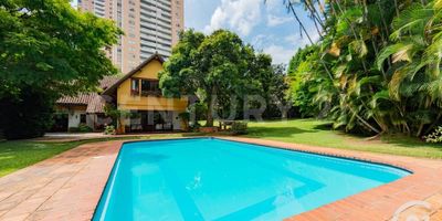 Esta encantadora casa campestre en Sabaneta, Antioquia, ofrece un retiro perfecto en medio de la ciudad. Con un terreno de 1912 metros  y una construcción de 276 , esta propiedad combina la comodidad urbana con un ambiente campestre especial.
El terreno plano se complementa con una piscina privada que invita a relajarse al aire libre. La casa en sí es una acogedora cabaña de dos niveles. En el primer nivel, una amplia terraza se integra armoniosamente con el jardín y la piscina, creando un espacio para disfrutar al máximo del aire libre. Además, en este nivel, encontrarás una cocina bien equipada y un cuarto de servicio.
En el segundo nivel, se encuentran tres habitaciones, cada una con su propio encanto, y un espacioso estudio que se abre a un balcón con vistas pintorescas. Esta casa es el lugar ideal para aquellos que desean experimentar la tranquilidad del campo sin alejarse demasiado de la ciudad, donde la naturaleza y la comodidad se fusionan en un espacio acogedor y especial.