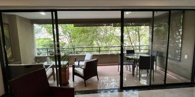 Descubre este elegante apartamento amoblado de 210 m² en El Poblado, una de las zonas más exclusivas de Medellín, ubicado cerca de la Loma de Los Balsos, la 34 y el centro comercial Santa Fe. Con amplios espacios, excelente iluminación natural . cuenta con 3 habitaciones (2 con baño privado), estudio, baño social completo, sala con amplio balcón integrado, cocina abierta totalmente equipada, zona de ropas y cuarto del servicio. Ubicado en una unidad residencial tranquila con portería 24 horas, ascensor, zonas verdes y solo dos apartamentos por piso, es el lugar ideal para vivir con comodidad, estilo y cercanía a todo.