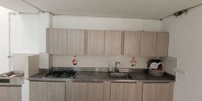 Apartamento en arriendo en el sector de Laureles, este apartamento de aproximadamente 178 metros cuadrados ofrece un diseño cómodo y funcional. cuenta con 3 habitaciones, 2 baños completos, habitación y baño del servicio, sala comedor iluminada, cocina integral abierta con Barra Americana, zona de ropas y 3 patios. Se encuentra ubicado en un edificio con circuito cerrado. su ubicación estratégica permite fácil acceso a rutas de buses integradas al metro, vías principales como la avenida regional, avenida 33, avenida poblado, además de cercanía a supermercados, centros comerciales y otros servicios esenciales. código del inmueble 447-13430