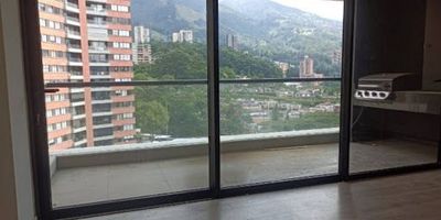 Apartamento en arrendamiento ubicado en el sector de Altos del Poblado, cerca a la avenida Palmas y cerca al túnel de oriente. Cuenta con amplios espacios, con un excelente ambiente familiar, tranquilo y con poco tránsito vehicular, acabados modernos. Ubicado en unidad cerrada con excelentes zonas comunes para el disfrute de toda la familia, cerca de la iglesia del padre Marianito, restaurantes y supermercados, con fácil acceso a la vía palmas, cómodas vías de acceso y con facilidad de abordaje a rutas de transporte público. 