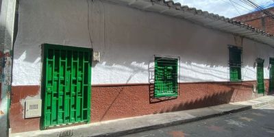 ESTE INMUEBLE TIENE SOLICITUD EN ESTUDIO, EN CASO DE QUE ÉSTA NO SE APRUEBE, EL INMUEBLE VOLVERÁ A ESTAR DISPONIBLE.Casa 1mer piso ubicada en la Calle 48 A N.51-23 amplio, con buena iluminación y ventilación. A su alrededor tiene el fácil acceso al transporte público, tiendas de barrio, cerca al parque principal, zonas comerciales, puntos de comidas rápidas, colegios, droguerías, papelerías e iglesia.