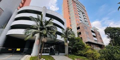 Arriendo apartamento en envigado sector el Trianon. cuenta con un área de 70 mt2, 3 alcobas, 2 baños, sala-comedor, cocina integral, zona de ropas, balcón, parqueadero la unidad cuenta con: portería 24 horas, Piscinas, cancha polideportiva, gimnasio y zona de juegos infantiles, Teatro cine para 15 personas, Estaciones de yoga y BBQ, 2 salones sociales, salón de juegos infantiles cubierto y parqueaderos visitantes