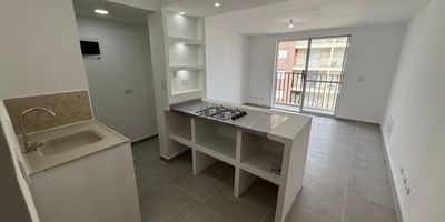 Cómodo apartamento de 50 mt2 ubicado en el sector de María Auxiliadora en Sabaneta, en sector residencial tranquilo y campestre, a pocos minutos del Centro Centro Comercial Mayorca, cerca a supermercados y droguerías.

En urbanización con juegos infantiles, piscina, salón social, shut de basuras, solárium, zona BBQ, zonas verdes y vigilancia 24 horas.