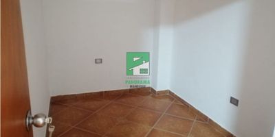 SE ARRIENDA CASA EN CAMPO VALDES TERCER PISO CON BUENA UBICACIÓN, CUENTA CON;

- SALA
- 3 ALCOBAS CON PUERTAS
- 1 BAÑO CABINADO
- COCINA SENCILLA 
- RED DE GAS
- VENTANAL
- PISO EN CERAMICA.

NOTA: NO MASCOTAS.
CONTACTO: ARRENDAMIENTOS PANORAMA MANRIQUE
TELEFONO: (604) 5166060. WHATSAPP: 3104700944
