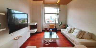 [ARR] ID HOUM: 161559

Entérate de todos los beneficios al arrendar con nosotros:
    • Asistencia e intermediación con el propietario
    • Firma tu contrato online
    • Arrienda sin burocracia, sin papeleos ni notarías

Departamento en arriendo, ubicado en el barrio Chicó Reservado, con una superficie construida de 95.00 m² y superficie total de 95.00  m². 

Sus principales características son:

    • Amoblado
    • 2 dormitorios
    • 3 baños
    • No Admite mascotas
    • 2 parqueaderos
    • Año de construcción: 2015
    • Bodega
            
Además, el inmueble cuenta con las siguientes amenidades:

    • Salón de eventos
    • Vigilancia 24 hrs
    • Ascensor
    • Gimnasio
    • Lavandería
    • Zona de asadores

Si arriendas con nosotros, te brindamos asesoría personalizada durante todo el proceso.

Requisitos para arrendar con nosotros:

    • Arrienda sin codeudor*, fácil, rápido y seguro
    • Demuestra un ingreso mensual neto de al menos 2.5 veces el valor del arriendo (los ingresos mensuales se pueden complementar por las personas que vivirán en este inmueble)
    • Completa tu información básica y mándanos tus extractos bancarios o documentos que demuestren tus ingresos
    • No debes tener reportes negativos en centrales de crédito
        

IMPORTANTE:

    • Te invitamos a agendar una visita a esta propiedad
    • Si tienes alguna duda por favor puedes solicitar más información desde los portales como también contactarte directamente con nosotros
    
Más que una inmobiliaria, somos Houm.
*Aplican T&C