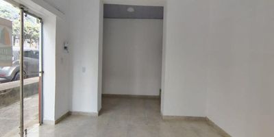 Local comercial excelente ubicación en barrio Sotomayor, código 36918, tiene fachada con vidrio templado y un baño. Para mayor información y revisar toda nuestra oferta visita nuestra pagina web: estebanrios.com o comuníquese a nuestro PBX: (607) 635 2877