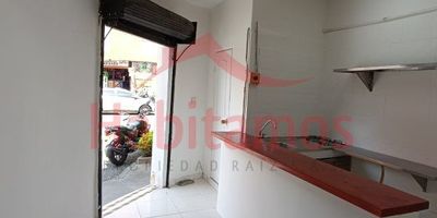 ¡Oportunidad única en La Magnolia, Envigado!
Acogedor local de 25 m² en el corazón del barrio La Magnolia, Envigado. Ubicado en el primer piso, este espacio versátil y luminoso te brinda la posibilidad de desarrollar tu negocio en una zona estratégica, rodeada de colegios, centros comerciales y excelente transporte público.
Con piso de cerámica y una cocina sencilla, este local te ofrece un lienzo en blanco para que des rienda suelta a tu creatividad y conviertas este espacio en el local perfecto para tu emprendimiento. 
¡No dejes pasar esta oportunidad única en una de las zonas más dinámicas y prósperas de Envigado! Contacta ahora y haz realidad tus sueños empresariales.