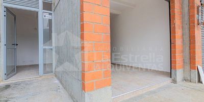 Local en Arriendo  Y Venta – Urbanización Bosque Verde, Buenos Aires (Piso 1)
Este local es una excelente oportunidad para quienes buscan un espacio estratégico y funcional para su negocio. El inmueble dispone de un baño y un área cómoda para adaptar según las necesidades de tu actividad comercial. Además, su entorno residencial y tranquilo ofrece un flujo constante de personas, lo que lo convierte en un punto ideal para negocios de atención al público o servicios.
DISPONIBLE PARA CONTRATO POR UN AÑO.
COD 4011