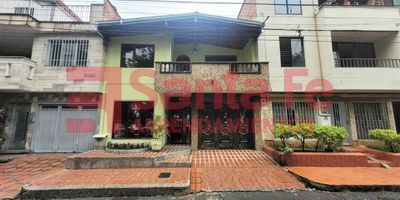 INMUEBLE SUJETO A VERIFICACION DE DISPONIBILIDAD
ESTUFA A GAS, ALACENAS, EXTRACTOR, HORNO, RED DE GAS, CALENTADOR A GAS, 3 CLOSET TRADICIONALES 1 TIPO VESTIER, PATIO SEMICUERTO, 1 BAÑO CON BAÑERA, PUERTAS CON VITRALES + MADERA, CONEXION PARA NEVECON, PUERTA DE GARAJE CON CONTROL REMOTO, CORTINEROS EN TODAS LAS VENTANAS, MUEBLE BIBLIOTECA EN MADERA, REJA DE SEGURIDAD, 2 FUENTES, LAMPARAS DECORATIVAS EN TODA LA PROPIEDAD, MUROS Y PAREDES EN ESTUCO VENECIANO, ESCALAS EN MADERA. 