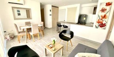 Apartamento amoblado en arriendo en Cartagena, ideal para quienes buscan comodidad y practicidad. Este inmueble de 58 m² cuenta con dos habitaciones y dos baños, ofreciendo un espacio funcional en Estrato 5. Con una antigüedad de 5 años, el apartamento presenta un estado óptimo. Disfrute de la tranquilidad y seguridad que brinda la vigilancia. Ubicado en Calle 7A 08-55, el sector permite fácil acceso a servicios. Canon de arriendo: $3.100.000. Para más información o para agendar una visita, contáctenos a través de WhatsApp, la opción quiero que me contacten o consulte nuestros números telefónicos.