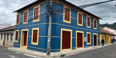 Espectacular casa esquinera comercial totalmente renovada, 250 metros cuadrados, de locales comerciales, una propiedad que ofrece flexibilidad y ubicación estratégica para cualquier proyecto de alto impacto en la ciudad. Estos locales se encuentran en una zona de alta visibilidad, asegurando un flujo peatonal y vehicular constante. Disponible para multiples usos como salud (ips), gastronomía, Deportes y Bienestar, oficinas corporativas o entidades públicas, grandes cadenas o bodegaje comercial. Ubicado cerca del parque principal de Zipaquirá y el parque de la independencia, con fácil acceso al transporte público