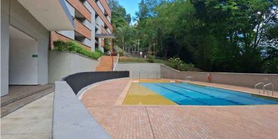 Detalles
Código: 3129
Apartamento en Arriendo.
Sector Loma de Los Bernal.
Piso 3 - estrato 5 - 90Mts2
Precio	$3,500,000
Unidad Cerrada.

Descripción
Apartamento con sala-comedor, un balcón con vista a las zonas verdes, cocina integral con red de gas, horno con su extractor, calentador y zona de ropas, 3 alcobas amplias cada una con su closet, también con vista a las zonas verdes de la unidad, 2 baños con cabina, el tipo de piso es en cerámica y con su parqueadero privado.

Zonas comunes:
Cuenta con unas zonas comunes muy agradables 2 piscinas para adultos y 2 para niños, donde se puede apreciar la vista a las zonas verdes y a la zona de juegos infantiles, también con salón social amplio, zonas deportivas, gimnasio, sauna, turco, cancha de squash y su portería las 24horas.

Supermercados cercanos, colegios, clínicas, centro comercial cercano, mall, iglesia cercana.

Para más información comunícate con nosotros al 301.254.2861 y con gusto te asesoramos.	
