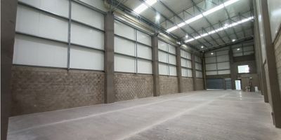 ¡Bodega para Estrenar en Parque Industrial, Barranquilla!

Área total: 575 m²
Ubicación: Parque Industrial sobre la Vía 40, con fácil acceso a la Circunvalar.

Características generales:


 
 Bodega nueva, lista para estrenar.
 
 
 Zona de maniobra amplia y área de descargue.
 
 
 Espacio exterior de aprox. 250 m² destinado a parqueaderos.
 
 
 Muelle de cargue de 1 metro de altura.
 
 
 Tres oficinas de 25 m² cada una, ideales para administración o supervisión.
 
 
 Baños independientes para damas y caballeros.
 
 
 Zona de lockers para el personal operativo.
 


Especificaciones técnicas:


 
 Resistencia del piso: 42 megapascales.
 
 
 Espesor del concreto: 12 cm, reforzado con fibra.
 
 
 Capacidad eléctrica: 22.5 KVA.
 


Ventajas:


 
 Excelente ubicación sobre avenida principal.
 
 
 Acceso rápido a vías estratégicas de la ciudad.
 
 
 Ideal para operaciones logísticas, almacenamiento o industria ligera.
 


? Oportunidad inmobiliaria única en una zona industrial de alto desarrollo.
