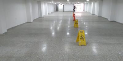 Arriendo bodega primer piso
Salon de 300 mts
Piso en baldosa, cocineta, 6 baños
El valor ya tiene incluido el IVA