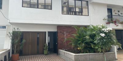 Casa de 3 pisos en alquiler en el barrio La Flora, al norte de Cali, ubicada a solo 5 minutos caminando del Ëxito de La FLora. Esta propiedad ha sido remodelada y cuenta con baños, closets y cocina completamente nuevos. En el primer piso encontramos una sala o estudio, sala , comedor, patio y matera internas, baño social, espacio para almacenamiento, cocina, patio y cuarto de servicio con baño; garaje cubierto para un vehículo, además de espacio exterior para otro carro y una matera grande a modo de antejardín. En el segundo piso, tenemos 4 habitaciones, todas con closet; la principal con vestier y baño privado. También dispone de una sala o estudio y baño de habitaciones y closet de linos. En el tercer piso hay 2 habitaciones y la terraza con jacuzzi nuevo, zona de asador de ladrillo con parrilla y espacio de almacenamiento y baño.