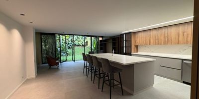 Buscas una casa moderna, amplia y en un entorno tranquilo en Envigado? Esta propiedad ubicada en la Loma del Atravesado combina diseno contemporaneo con confort y excelente ubicacion. Disfruta de amplios espacios llenos de luz natural, acabados de alta calidad y una distribucion funcional ideal para la vida familiar. Su cercania a vias principales te garantiza facil acceso, ademas de estar a pocos minutos del supermercado La Vaquita en la Intermedia y del SmartFit. Ven y descubre el lugar perfecto para vivir con comodidad y estilo en uno de los sectores mas apetecidos de Envigado!