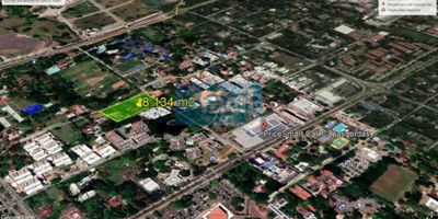 Vendemos lote de uso mixto, Pance sur de Cali sobre la carrera 121 abajo de PriceSmart, zona con servicios públicos completos (Energía, acueducto y alcantarillado) cerca a colegios, universidades y nuevas zonas de desarrollo tecnológico y comercial. Acceso por Vía Panamericana y Av. Cañas Gordas. El terreno esta compuesto por 2 predios con matriculas independientes, con casas en uso actual; ideal para desarrollar proyectos por etapas. Área construida aprox. De 1.000 m2.