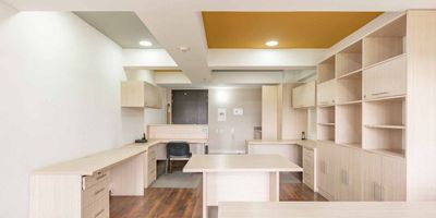 Elegante y funcional, esta oficina de 32,69 m² se ubica en el prestigioso Centro Empresarial OXUS, entre Chía y Cajicá. Ideal para profesionales que buscan un espacio moderno con excelente ubicación y comodidad.

Totalmente amoblada, con iluminación natural, mesa de juntas, escritorios individuales y una vista amplia desde piso alto.

El edificio ofrece seguridad 24 h, salas de reuniones equipadas, gimnasio exclusivo, terrazas con jardines y una plazoleta comercial con cafés y restaurantes.

Un entorno que combina diseño, funcionalidad y prestigio.
 Venta o arriendo. ¡Agenda tu visita y conoce tu próximo espacio profesional!