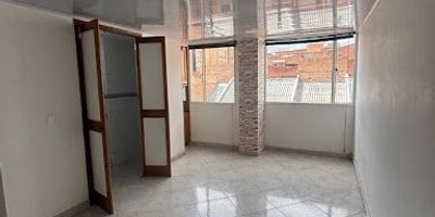 Se arrienda acogedor apartaestudio  de 33 mts cuenta con 1 habitacion con closet, 1 baño totalmente terminado, sala comedor con vista exterior, cocina integral con estufa electrica, zona de lavanderia comunal, pisos en ceramica, 1 parqueadero cubierto. Excelente ubicacion cerca al Centro comercial Palatino, facil acceos a vias principales y transporte publico. 