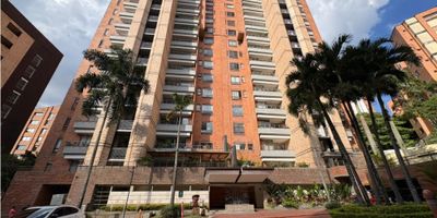 ?️ Arriendo Apartamento Remodelado en El Poblado – Condominio Manhattan, Medellín

¡Vive con elegancia y comodidad en uno de los sectores más exclusivos de Medellín!

? Ubicación: El Poblado, Medellín – Condominio Manhattan
? Piso: 18
? Distribución: 140 Mts


 
 3 amplias alcobas, cada una con baño privado.
 
 
 Alcoba principal con 2 vestier y balcon.
 
 
 Segunda alcoba con vestier.
 
 
 Tercera alcoba con Cama abatible y mesa de noche. 
 
 
 Clóset de linos.
 
 
 1 Baño social.
 
 
 Sala y comedor independientes.
 
 
 Cocina integral moderna con lavaplatos y horno.
 
 
 Zona de ropas independiente.
 
 
 Acabados modernos y elegantes.
 
 
 2 Parqueaderos cubiertos y 1 cuarto util en el mismo nivel.
 


? Zonas comunes:


 
 Piscina
 
 
 Mini cancha de Futbol
 
 
 Salón social
 
 
 Sauna y turco
 
 
 Juegos infantiles
 
 
 Vigilancia 24 horas
 


? Administrado por agencia inmobiliaria.
? Contáctanos para más información o agendar tu visita.

