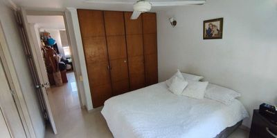 Hermosa casa en exclusivo conjunto residencial
amplia y luminosa casa de dos niveles, ubicada en un excelente conjunto cerrado que ofrece comodidad, seguridad y tranquilidad.
La vivienda cuenta con tres habitaciones, cada una con baño privado, garantizando privacidad y confort. Dispone además de dos estudios ideales para oficina en casa o sala de televisión.
en la zona social se encuentra una amplia sala y comedor, una cocina integral moderna con excelentes acabados, y un baño social para visitas.
La casa también incluye cuarto y baño de servicio, un patio grande perfecto para reuniones familiares o zona verde, y garaje para dos vehículos.
un hogar pensado para disfrutar en familia, con espacios funcionales, iluminación natural y un entorno residencial de primera calidad.