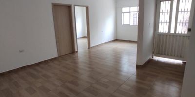 ASEINCO INMOBILIARIA RENTA APARTAMENTO EN SEGUNDO PISO, BARRIO SALOMIA.  SOBRE CALLE VEHICULAR MUY CERCA A EL CENTRO COMERCIAL ÚNICO Y CARRERA QUINTA. CONSTA DE: PARQUEO HASTA PARA DOS MOTOS, BALCÓN PEQUEÑO, SALA COMEDOR AMPLIA, BAÑO SOCIAL, COCINA SENCILLA, ZONA DE OFICIOS, DOS HABITACIONES UNA DE ELLAS CON CLOSET, UN ESTUDIO ADAPTABLE COMO HABITACIÓN Y TERRAZA.  sERVICIOS COMPARTIDOS DE ENERGIA Y GAS NATURAL, SERVICIO DE ACUEDUCTO ES INDEPENDIENTE.

INFO:WWW.ASEINCOINMOBILIARIA.CO
315 555 3305 - 318 342 1474