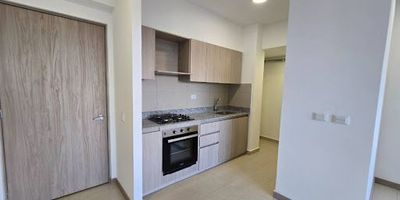 Apartamento en arriendo, ubicado cerca al Centro Comercial San Nicolás, en Rionegro, Antioquia. Su excelente ubicación te ofrece fácil acceso a zonas comerciales, transporte público y todos los servicios que necesitas. Cuenta con dos amplias habitaciones, cada una con vestier, una cocina moderna de concepto abierto, sala comedor y un balcón con una vista encantadora hacia el entorno natural y a la ciudad. La unidadtiene de zonas verdes que brindan tranquilidad y bienestar.