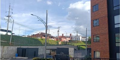 ✨Arriendo Apartamento Pie De Monte ,Rionegro  ✨

Vive en un entorno de ensueño  uno de los mejores proyectos residenciales de la región.

? Ubicación Privilegiada, Cuenta con buenas rutas de transporte, a pocos minutos de Cc san nicolas, 

? Características del Apartamento:


 
 Sala comedor con balcón Con exelente vista 
 
 
 Cocina integral con estufa
 
 
 Zona de ropas
 
 
 Baño social completo
 
 
 Habitación auxiliar con closet
 
 
 Habitación principal con baño, closet
 
 
  parqueadero comunes 
 


¡Vive la magia de un hogar único, rodeado de naturaleza y tranquilidad!

Para más información y agendar una visita, contáctanos.
