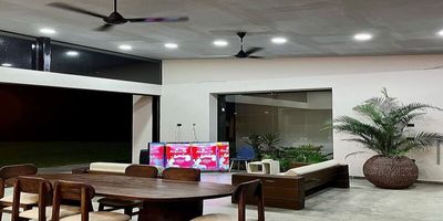 Codigo 28955. Casa Lote En Venta Ubicada En Doradal Sector Puerto TriunfoCaracterísticas principales: • 5 habitaciones con vestier • 7 baños • Sala, salón–comedor, estar de alcobas y zona de ropas • Cocina abierta e integral con cubierta a gas, campana y mesón en quarztone • Terraza, jardín y amplias zonas verdes • Parqueadero doble lineal y doble paralelo • Cuarto útil y servicios públicos completos • Piscina para adultos, jacuzzi, zona de BBQ y kioskoDescripción: Vive la tranquilidad del campo en esta espectacular casa campestre de un solo nivel, ubicada en Doradal, Puerto Triunfo. Su diseño combina espacios amplios, luminosos y funcionales, ideales para disfrutar con familia y amigos.La propiedad cuenta con 458 m² construidos sobre un lote de 25.577 m², ofreciendo un entorno natural único con vistas abiertas a la región y un ambiente de total privacidad. Cada habitación dispone de vestier y acabados modernos que garantizan confort.La cocina abierta y totalmente equipada se integra con las áreas sociales, brindando una experiencia acogedora y contemporánea. Sus amplias zonas exteriores permiten disfrutar de piscina, jacuzzi y espacios para descanso o recreación.Entorno: Ubicada a pocos minutos del río Magdalena y de la Hacienda Nápoles, en una zona de alta valorización y atractivo turístico. Fácil acceso por la vía principal entre Doradal y Puerto Triunfo, rodeada de naturaleza, hoteles campestres, restaurantes y servicios básicos.Zonas comunes y adicionales: Seguridad privada, zonas verdes, piscina, jacuzzi, BBQ y amplias áreas de recreación.Valor de venta: $2.980.000.000 Disponibilidad: Inmediata Estado: Usado – excelente conservación