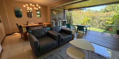 COD 7639
Apartamento en Envigado San Lucas, consta de 175 metros, 3 alcobas, 2 baños, 2 closet, 1 Vestier, cocina integral remodelada, sala comedor, zona de ropas, citófono, portería, salón social, parqueadero visitantes, zonas verdes. 
Cerca a supermercados, transporte público, colegios, universidades,