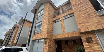 Casa en arrienda en Chía, Cundinamarca, ubicada en los alrededores de la ciudad, estrato 5, con un área construida de 187 metros2 distribuidos en 3 niveles. La vivienda cuenta con amplia salacomedor, 4 alcobas con closet y cortinas, 4 baños, cocina integral con estufa a gas y calentador a gas. Dispone además de balcón, zona de ropas independiente y pisos en laminado y cerámica, ofrece 3 parqueaderos descubiertos, vigilancia, zona infantil, parqueadero para visitantes y una vista panorámica. Excelente ubicación con cómodas vías de acceso por la Carrera 9, Calle 23 y Calle 21. el ejecutivo comercial david rodriguez al celular o whatsapp 3165231297 o al correo juan.rodriguezinmobiliariasaliadas.com