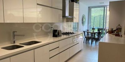 472-8322 Conaltura Inmobiliaria presenta en arriendo esta exclusiva casa campestre de 300 m² construidos y 454 m² de terreno, ubicada sobre la vía Las Palmas, uno de los sectores más exclusivos y de mayor valorización de Medellín. Un entorno natural, tranquilo y con excelente conectividad, ideal para quienes buscan vivir con estilo, amplitud y privacidad. La propiedad cuenta con 3 habitaciones, 3 vestiers, 5 baños , estudio, sala comedor independiente, patio, antejardín y zona de ropas. Cocina integral tipo americano equipada con estufa, horno y calentador a gas. Además, dispone de iluminación LED, persianas blackout, cortinas y puerta de seguridad. Incluye parqueadero cubierto doble lineal y cuarto útil, espacios ideales para comodidad y almacenamiento. En unidad cerrada con portería y vigilancia, zonas verdes, juegos infantiles, piscina para adultos y niños, gimnasio, parqueadero de visitantes y senderos naturales para disfrutar de la tranquilidad del lugar.
Su ubicación estratégica sobre Las Palmas permite fácil acceso al Mall Lemont, Mall Indiana, zona gastronómica, bomba Texaco y salidas rápidas hacia el aeropuerto José María Córdova y El Poblado.