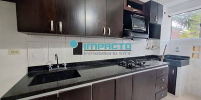 77m2, aproximados, 3 Habitaciones, 2 baños, 3 closet, balcón, sala-comedor, cocina integral, gas domiciliario, calentador, zona de ropas, parqueadero privado.
unidad cerrada con portería las 24 horas, ascensor, salón social, zonas verdes, zona de juegos, piscina, turco, sauna, gimnasio, placa deportiva, shut de basuras, valor del canon $ 2.800.000 