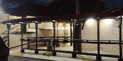 Local en arriendo ubicado en Via Armenia de facil acceso, cuenta con muy amplios espacios, de dos niveles, ventilación e iluminación natural, con ocho espacios, seis baños, pisos en baldosa, cuarto util, cableado de red, barra para cincuenta personas, cocina exterior. Ademas el local cuenta con parqueadero descubiertos. Valor de arriendo es mas IVA. Inmuebles sujetos a verificación de disponibilidad