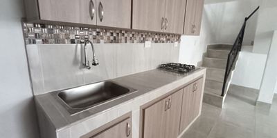 Casa en ARRIENDO de 2 niveles, PRIMER NIVEL 2 habitaciones y sala, SUBNIVEL cocina, patio, 1 baño, sala comedor.