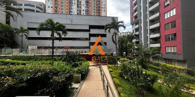 Arriendo hermoso apartamento en Sabaneta – Urbanización Caminos de Mayorca (Torre 3, Apto 1213)¡Vive en uno de los sectores más tranquilos y apetecidos del sur del Valle de Aburrá! Este moderno apartamento de 72 m² combina confort, ubicación y excelente distribución de espacios, ideal para quienes buscan calidad de vida, seguridad y cercanía a todo.
Características del apartamento:Área: 72 m²Piso alto con excelente iluminación y ventilación natural3 amplias habitaciones, cada una con su closet empotrado2 baños completos con acabados modernosCocina integral con red de gas y muebles en excelente estadoZona de ropas independiente y zona de trabajo (ideal para home office)Acogedor balcón con vista panorámicaParqueadero cubierto
Zonas comunes de la unidad:Amplias zonas verdes perfectas para descansar o caminarPiscina para adultos y niñosPortería 24 horas y sistema de seguridadUbicación estratégica cerca al Centro Comercial Mayorca, transporte público, colegios y rutas integradas al metro.
U