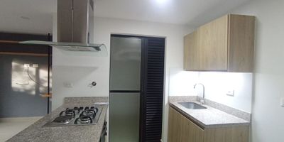 Apartamento en ARRIENDO con cortinas, 1 habitación con vestier y terraza, salón comedor, cocina integral, zona de ropas - calentador, terraza, baño completo, parqueadero y cuarto útil.