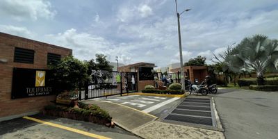 Gespron alquila casa en via cali-jamundi, barrio El castillo, conjunto residencial Tulipanes del castillo,  cuenta con parqueadero para dos carros descubierto, baño social, cocina tipo americano con muebles en madera en parte superior e inferior, sala comedor amplias con excelente iluminacion, zona de rropas, con instalacion para  lavadora, el segundo piso cuenta con baño social completo con division en vidrio,  sala de estudio,  con dos habitaciones amplias e iluminadas, la principal cuenta con  vestier  amplio y baño con division en vidrio, cerca de parada de alimentadores del mio, cerca de la via cali-janmundi, cerca de centros comerciales,  que esperas llamanos ya !