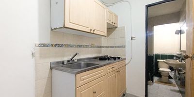 Apartaestudio ideal ubicado en el sector Bello Rosalpi. Este inmueble cuenta con un área de 40 metros aproximadamente, te brinda un solo ambiente acogedor. Cuenta con un closet, una funcional cocina integral. Además, encontrarás un baño completo y piso en cerámica, garantizando un espacio limpio y tranquilo para tu bienestar.