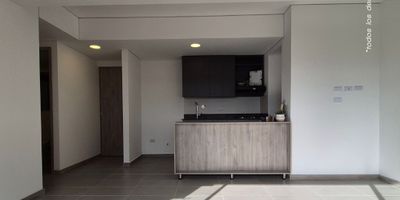 Apartamento de 2 habitaciones en arriendo en Barro Blanco, Rionegro – www.cityraiz.com
 – Código: 19965

¡Vive con tranquilidad y confort en una de las zonas más encantadoras de Rionegro! 
Este moderno apartamento de 62.42 m² en una exclusiva unidad la cual te ofrece una excelente distribución con 2 alcobas, 2 baños, balcón con hermosa vista, parqueadero y cuarto útil.
Ideal para quienes buscan comodidad, naturaleza y cercanía a todo. 

 Ubicación: Barro Blanco – Rionegro
 Área: 62.42 m²
 Canon de arriendo: $2.300.000
 Estrato: 5
 Alcobas: 2
 Baños: 2
 Parqueadero: 1
 Balcón: Sí

Zonas sociales: gimnasio, parque para mascotas , turco, juegos infantiles , salón social  y senderos verdes .

 Contáctanos y agenda tu visita hoy mismo:
 City Raíz Inmobiliaria
 WhatsApp: 310 446 4612
 www.cityraiz.com

 carlos.vasquez@cityraiz.com