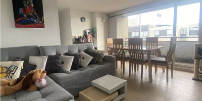 Cod 9579FR450 Vendo HERMOSO apartamento en Gran Granada en el Conjunto Residencial Alameda De San Diego, con solo un año de construido, excelente ubicación, vías de acceso Av. Calle 80, Av. Calle 72, Av. Mutis, afluencia de transporte público, zona residencial; en piso once, al ser ultimo piso cuenta con espectacular vista y magnifica entrada de luz natural, acceso por ASCENSOR y consta de: Amplia sala comedor con generoso balcón y chimenea, cocina integral con barra auxiliar, zona de ropas, un baño social completo, tres habitaciones con closet y la principal con baño privado, walking closet y balcón exterior, depósito en el mismo piso y parqueadero propio descubierto; El apartamento esta en perfecto estado, con todos los acabados y encortinado con persianas motorizadas. El conjunto ofrece salón social, gimnasio, zona infantil, sauna, zona BBQ, parqueadero para visitantes. Gran oportunidad¡
