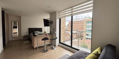 Cod.3194. Lindo y acogedor apartaestudio tipo loft amoblado de 37 mts, iluminado, vista exterior, en quinto piso con ascensor; cocina integral con estufa de inducción, balcón, baño, zona de lavandería independiente, parqueadero cubierto. Edificio estrato 6 con vigilancia 24 horas, parqueaderos de visitantes, terraza bbq, zona de lavandería comunal, caldera, coworking. Sector residencial y exclusivo, cerca de lindas zonas verdes, C.C. Unicentro, C.C. Santa Ana, Hotel Dann Carlton, Universidad Militar Nueva Granada; vías de acceso, carrera 15, carrera novena, calle 106 y calle 100. Opción de arrendar con servicios incluidos (luz, agua, caldera, internet y tv., Amazon Prime $3.500.000 con admon)
Uniproyectos, donde cada puerta es una bienvenida, te esperamos.