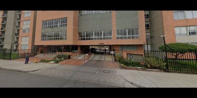 GIA 260

Descubre este espectacular apartamento de 72,4 m² en el último piso (8°  sin vecinos arriba), con techos de 3,10 metros de altura en promedio que te dan mayor amplitud, un ambiente fresco y una iluminación natural inigualable durante todo el día.

Lo que lo hace único:
* Disfruta de tardes acogedoras junto a tu chimenea a gas, ideal para crear momentos inolvidables con familia y amigos.
* Vive la tranquilidad de un espacio diseñado para tu confort: 3 habitaciones con blackout y roller duo, la principal con vestidor y baño privado.
* Cocina integral moderna tipo americano con mesón en granito, lavavajillas y zona de ropas perfectamente ventilada.
* Balcón privado amplio para tus cafés mañaneros, una copa de vino al atardecer o incluso una deliciosa cena.

Ventajas que suman valor a tu favor:
* 2 parqueaderos cubiertos y muy amplios, un lujo muy difícil de encontrar.
* Espacios adicionales como estudio independiente y generosos armarios.

 Estilo de vida premium:
Vive en un conjunto residencial con club house tipo resort: piscina climatizada, sauna, turco, gimnasio, terraza social, BBQ, salón de baile y mucho más. Los más pequeños disfrutarán en el parque infantil mientras tú te relajas en un ambiente seguro, agradable y con vigilancia permanente. 

Ubicación estratégica:
En Mosquera, uno de los municipios con mayor proyección del país, cerca de vías principales, comercios, colegios y con conexión directa a Bogotá.

Este apartamento está listo para mudarte sin inversiones adicionales pues las persianas, blackouts y el lavavajillas están incluidos.

No lo dejes pasar: Este es el hogar que estabas esperando. Agenda tu visita hoy mismo y enamórate. 
 
