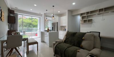 Apartamento AMOBLADO en arriendo en unidad cerrada, ubicada en sector campestre, muy tranquilo y poco flujo vehicular, con conexión a rutas de transporte y facilidad de servicios complementarios tales como colegios, restaurantes, centro comercial, mall y tiendas de servicio y comercio en general. Piso en cerámica y madera, sala comedor, 3 alcobas con vestier y baño en la principal, baño social, cocina integral abierta tipo americano, zona de ropas, balcón y parqueaderos lineales cubiertos Conjunto cerrado con ascensor, piscina, gimnasio, salón social, parques infantiles, placa polideportiva, zonas verdes, vigilancia y portería 24 horas y circuito cerrado de TV,inmuebles sujetos a verificacion de disponibilidad