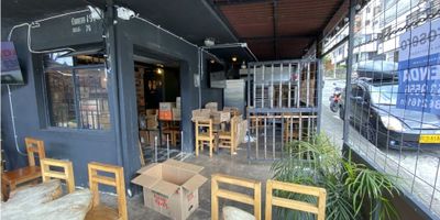 Local Comercial para Arriendo en la Zona Rosa de Milán

Oportunidad inmejorable para establecer su negocio en una de las zonas comerciales más dinámicas y prestigiosas de Manizales. Ideal para emprendedores o marcas que buscan alta visibilidad y un flujo constante de público en un sector de estrato $6$.

 

Características del Local Comercial

Este local en primer piso cuenta con $92$ m2 de área privada, estratégicamente diseñado para la actividad comercial. Incluye $2$ baños y una habitación que puede funcionar como oficina o bodega. Dispone de una cocina integral, depósito y despensa, optimizando el espacio de trabajo.

El inmueble tiene piso laminado y cuenta con servicios básicos como agua, electricidad y gas domiciliario. Adicionalmente, posee una sala de usos múltiples y zona de lavandería, con la ventaja de estar adosado y ser de ubicación exterior. Se destaca el acceso para personas con discapacidad.

 

Ubicación Estratégica y Entorno

El local está situado directamente en la zona rosa de Milán, garantizando cercanía a restaurantes y alto tráfico peatonal y vehicular. Se ubica sobre vía principal con acceso pavimentado y excelente cobertura de transporte público.

La ubicación ofrece fácil acceso a centros comerciales, colegios, universidades y centros médicos cercanos, asegurando una afluencia variada de clientes. Los parques cercanos complementan la calidad del entorno.

 

Contáctanos

Asegure el éxito de su negocio con este local en la zona más exclusiva de Milán. Envíenos un mensaje por WhatsApp para agendar una visita y comenzar a proyectar su marca en este espacio privilegiado. Escriba ahora y obtenga más información.


 
