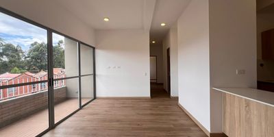 Apartamento en arriendo en unidad cerrada ubicada en un sector residencial, entorno tranquilo, de poco flujo vehicular, tránsito solo para residentes, de fácil acceso y salida a vías principales, rutas de transporte público, cerca a centros comerciales, supermercados, restaurantes y múltiples servicios complementarios de la zona. Piso en madera, sala comedor, 3 alcobas con closet y baño en la principal, baño social, cocina integral abierta tipo americano, zona de ropas, balcón, 2 útiles y parqueaderos paralelos cubiertos  Conjunto cerrado con ascensores, piscina, gimnasio, salón social, sauna, parques infantiles, zonas verdes, vigilancia y portería 24 horas, citófono y circuito cerrado de TV.inmuebles sujetos a verificacion de disponibilidad
