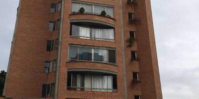 Sala, barra americana, 1 alcoba, 1 closet, cocina integral, red de gas, zona de ropas, 1 baño, piso en baldosa, ascensor, shut de basuras, portería permanente, estrato 4, área 39m2