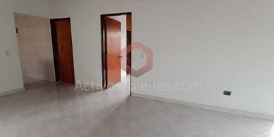 Arriendo apartamento en el sector de Guayabal, con un área de 75mt2 cuenta con 3 alcobas, 3 closets, 1 baño, cocina integral, red de gas, zona de ropas, balcón y terraza. Arrienda Activos y Bienes, Inmobiliaria experta en administración y arrendamiento de apartamentos, casas, locales, bodegas y oficinas en el Oriente Antioqueño, Medellín y toda el área Metropolitana. Información sujeta a cambios. Las imágenes de muebles, enseres, decoración y demás elementos son una referencia.