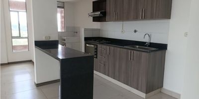 Apartamento en arriendo en uno de los mejores sectores de Rionegro, con un área de 70 M, consta de 3 habitaciones, 2 baños con ducha, balcón, cocina integral, sala comedor, zona de ropas.
La unidad cuenta con salón social, piscina, sauna, turco, parqueadero de visitantes, seguridad 24 horas.
Cerca a colégios/universidades, via principal, transporte público, supermercados, via pavimentada, parque/ cuarto útil.
