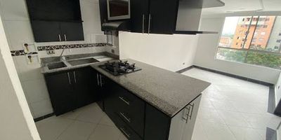 Se arrienda apartamento ubicado en unidad residencial, cuenta con 2 habitaciones con closet, sala, cocina integral, zona de ropas, 1 baño, Agenda cita Robinson Guisao 3013959075